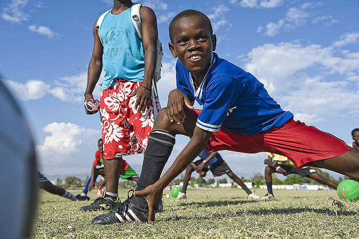 Uppvärmning på fotbollsskola i Haiti